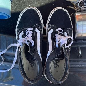 Women’s low top black old skools, size 7!